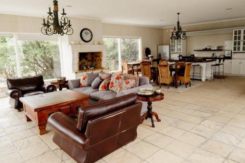 Wine Bar & Guest Lounge