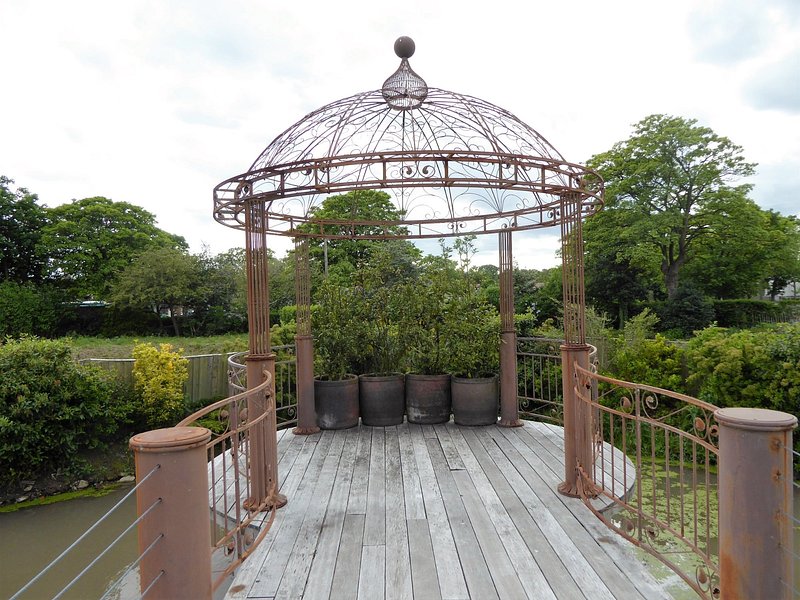 The Manicured Hotel Gardens & Lawns