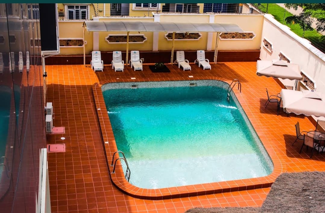 Poolside Lounge