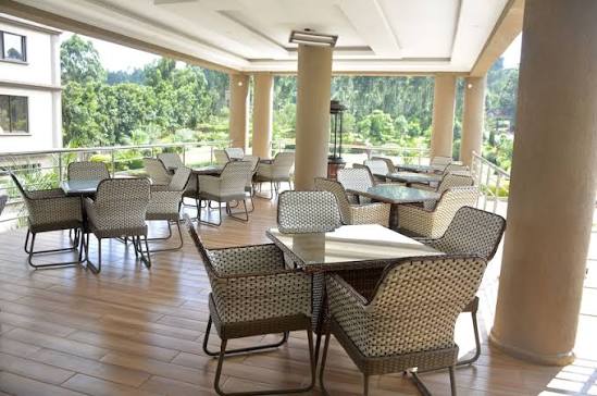 Restaurant & Poolside Bar Lounge