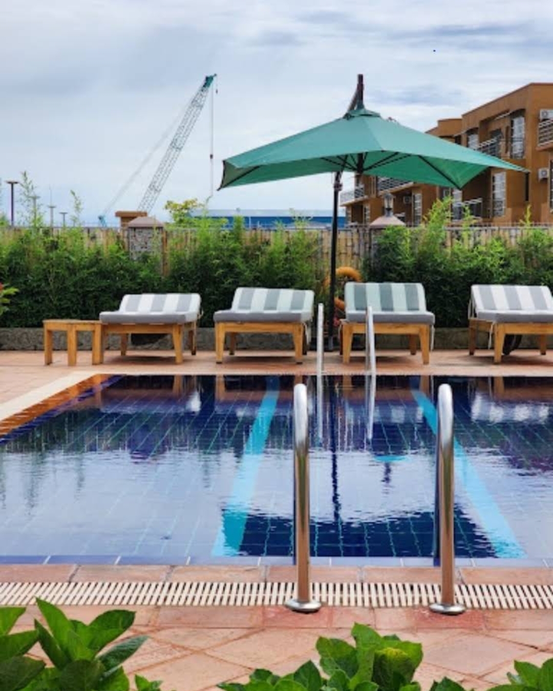Poolside Lounge