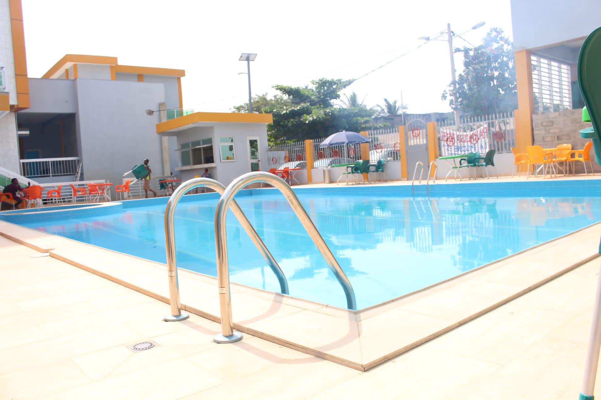 Outdoor Swimming Pool Deck & Terrace