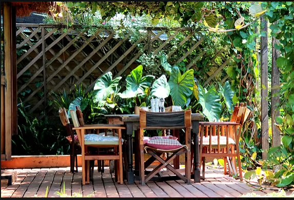 Main Lodge Veranda & Outdoor Dining Area