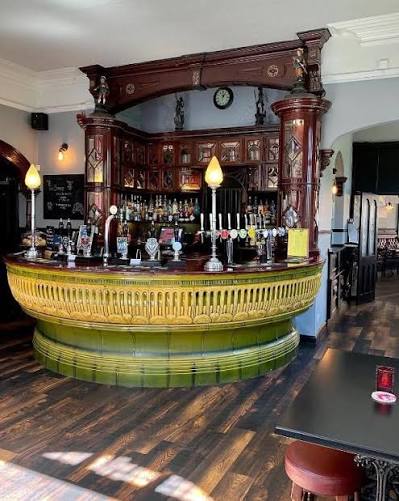 Front Lounge / Front Bar