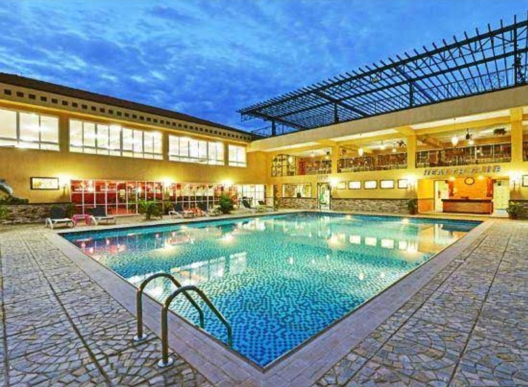 Poolside Lounge