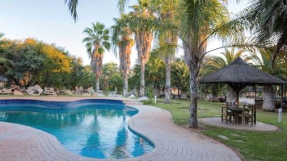 Outdoor Pool Bar & Swimming Pool Deck