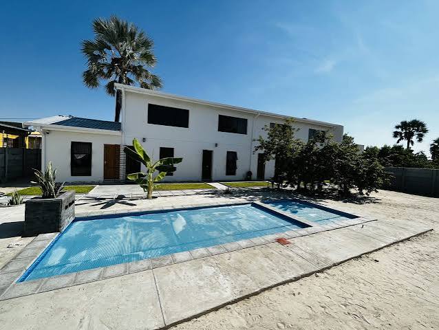 Outdoor Swimming Pool Deck & Courtyard