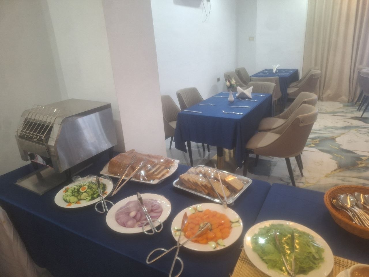 Restaurant & Lounge